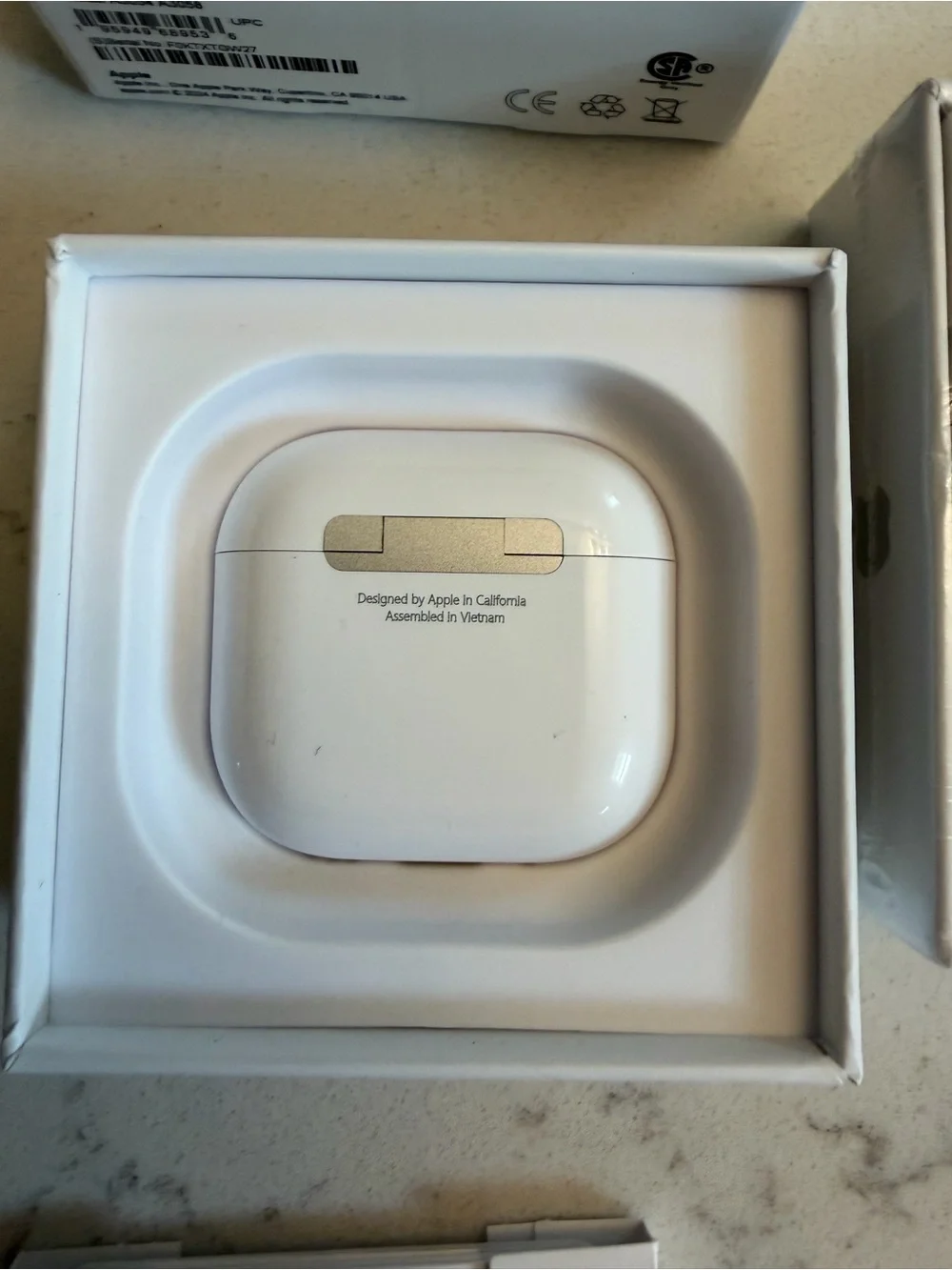 AirPods gen 4s never used comes with every thing (ONE DAY SHIPPING)